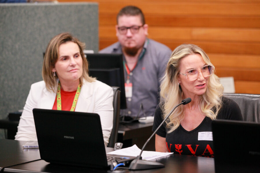 Alessandra Meneghini (e) e Margit Mafra participaram da reunião da Comissão de Esportes e Lazer da Alesc, nesta quarta (21)