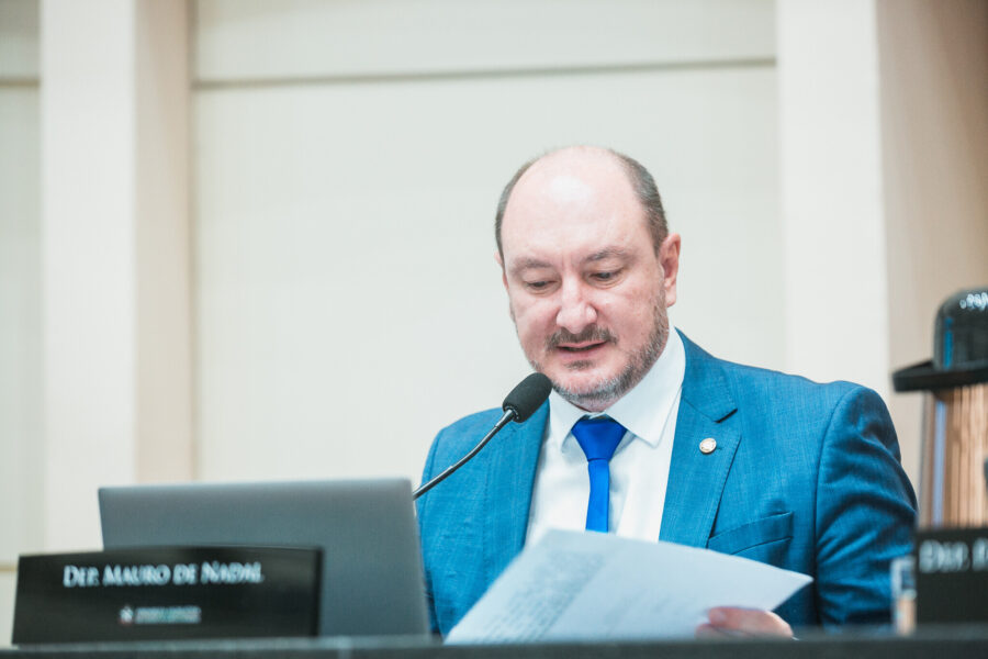 A homenagem foi entregue em sessão presidida pelo presidente da Alesc, deputado Mauro de Nadal (MDB).