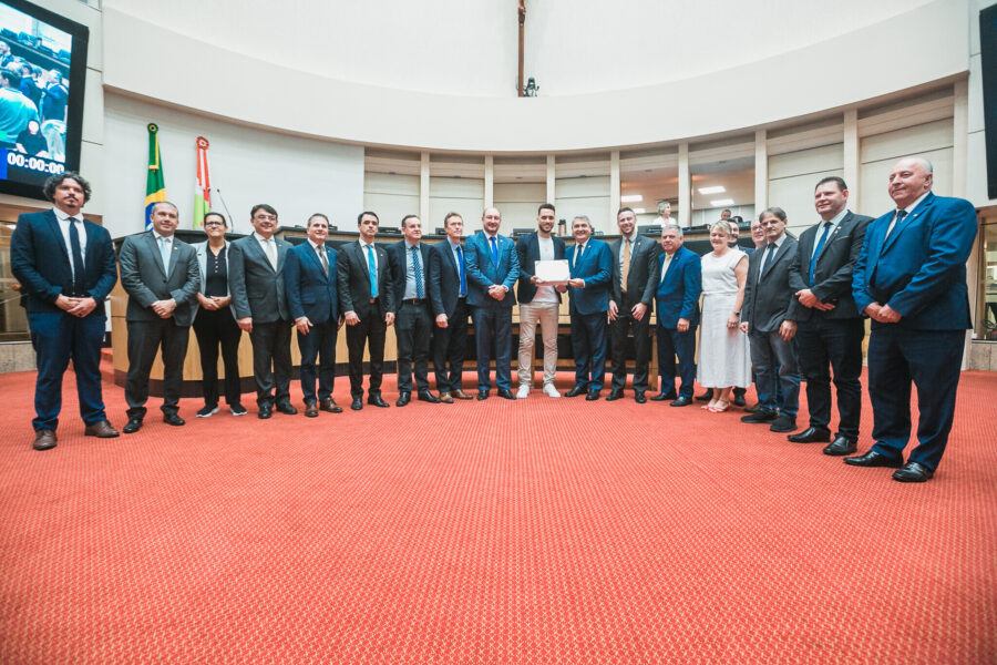 Deputados prestigiam o ex-jogador Neto.