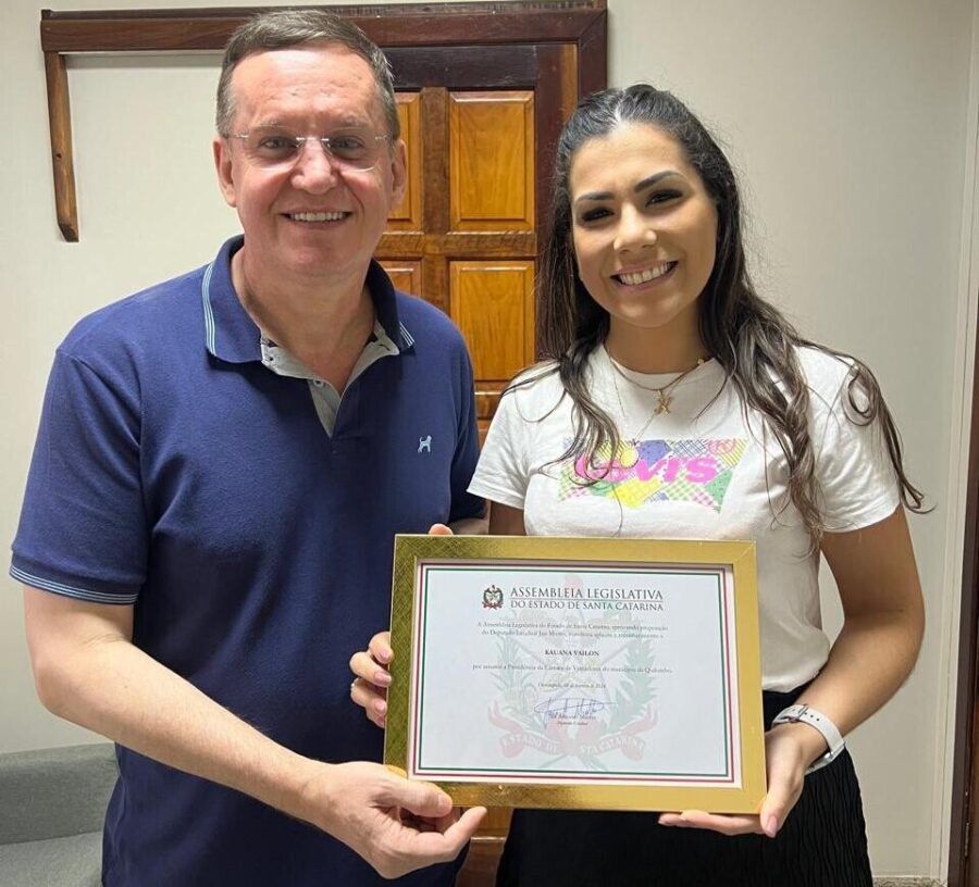 Deputado Miotto entrega moção de aplauso a presidente da Câmara de Vereadores de Quilombo, Kauana Vailon