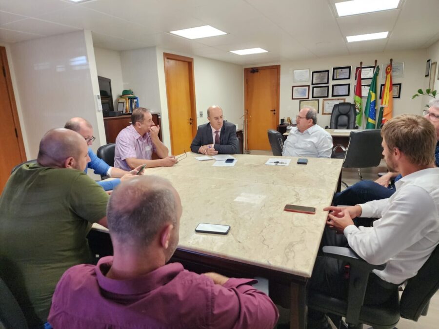 Reunião foi realizada no gabinete do deputado Zé Milton (PP) na Alesc. FOTO: assessoria de imprensa