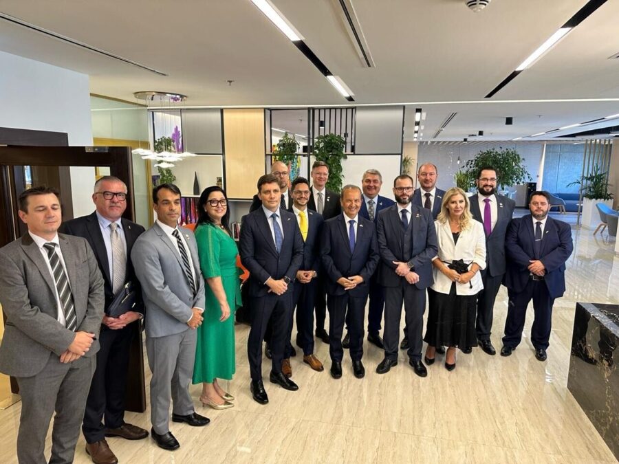 Deputado Antídio Lunelli e demais autoridades da comitiva catarinense em visita aos Emirados Árabes