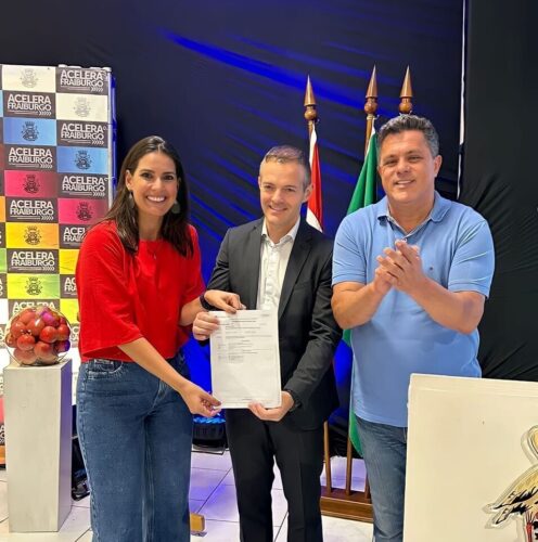 Naatz prestigia abertura da colheita da maçã e entrega recursos para fortalecer turismo de Fraiburgo