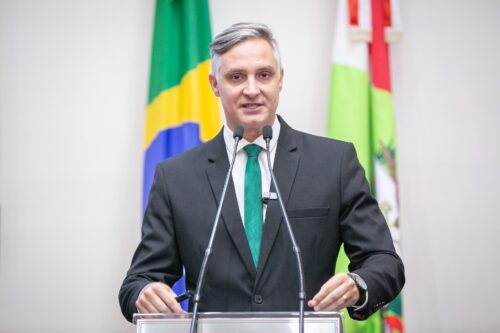 Deputado critica alta carga tributária e propõe lei para limitar aumento de impostos