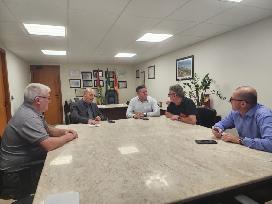 Deputado José Milton Scheffer em reunião com lideranças de Timbé do Sul