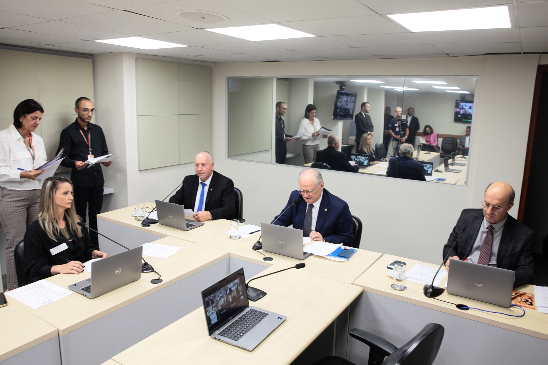 Giselle Chirolli-Vereadora de Blumenau  - Deputado Oscar Gutz (PL) 	 - Deputado Dr. Vicente Caropreso (PSDB) 
 - Deputado José Milton Scheffer (PP)