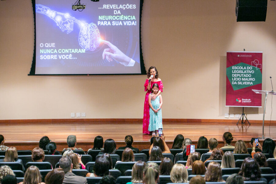 Palestra da jornalista Laine Valgas aborda neurociência
