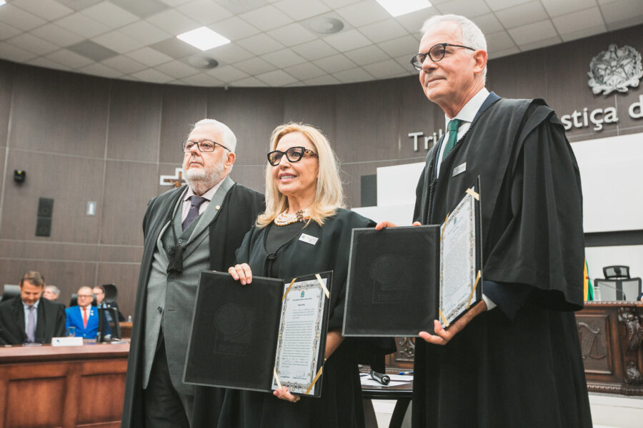 Ex-presidente do TRE/SC, Alexandre d'Ivanenko, Maria do Rocio, atual presidente do TRE/SC e Carlos Alberto Civinski, vice-presidente do TRE/SC