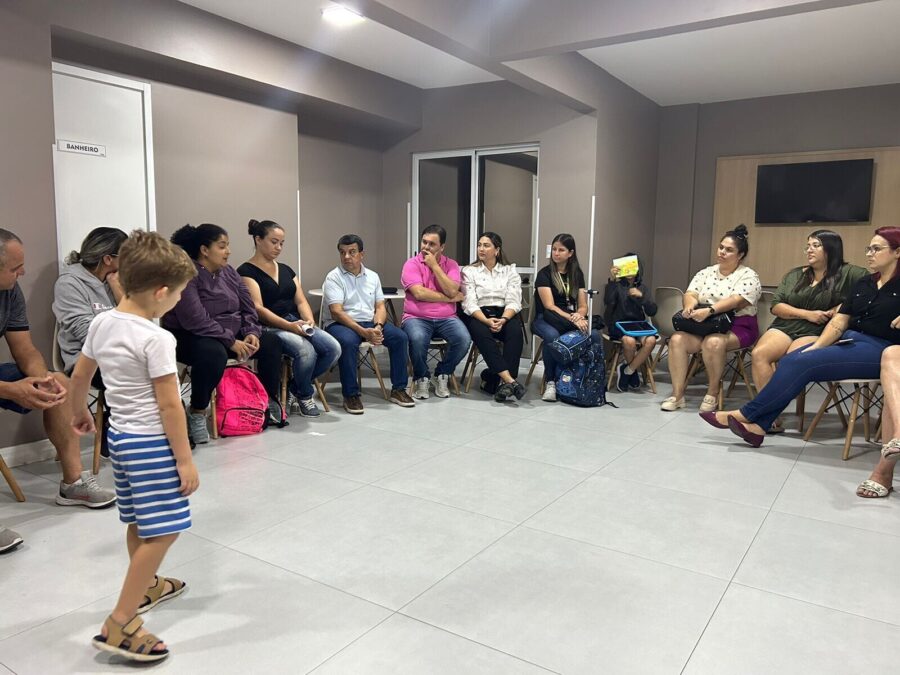 Deputado Sérgio Guimarães e pais de autistas de Palhoça