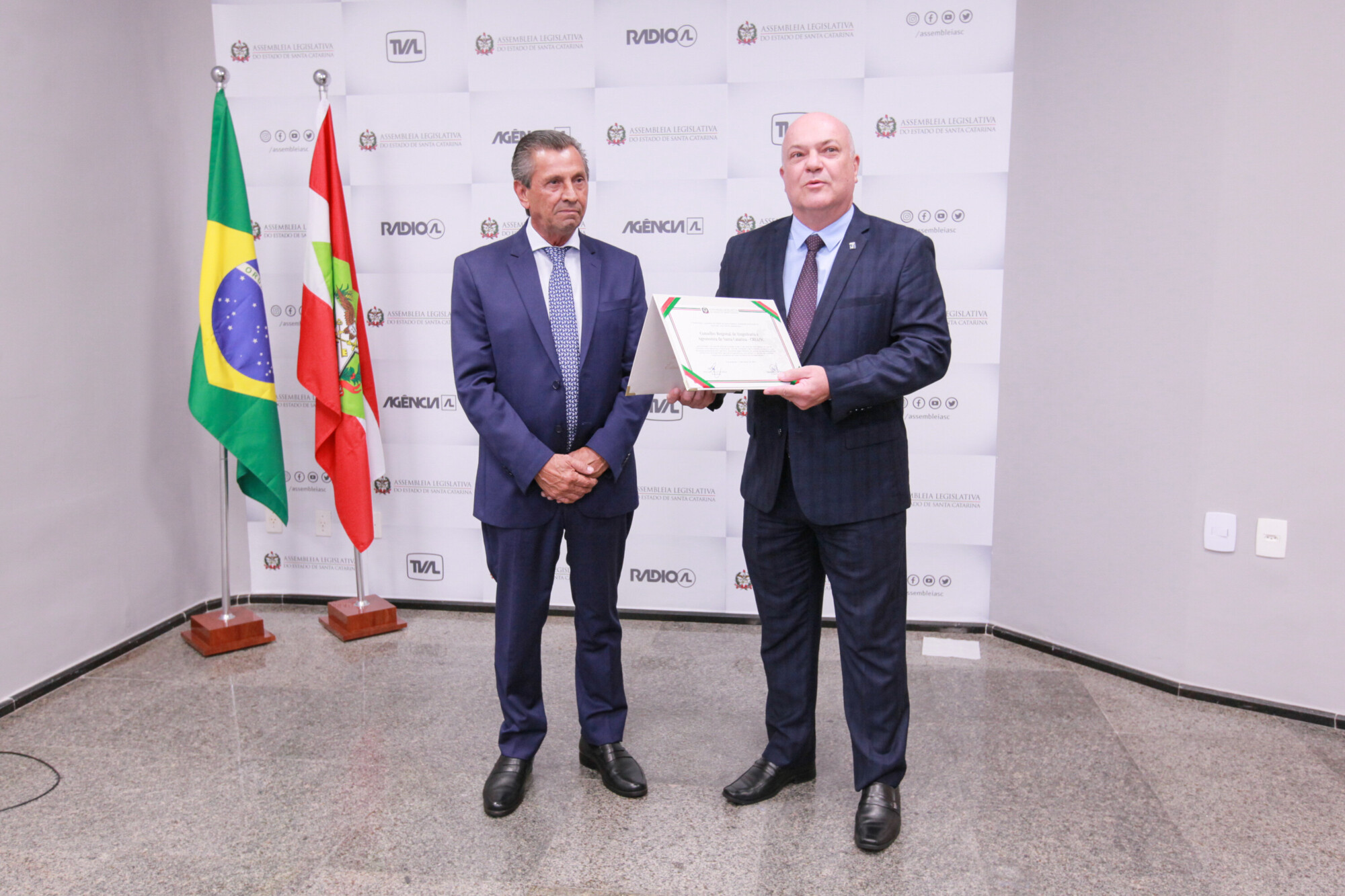 Deputado Julio Garcia entrega homenagem ao CREA
