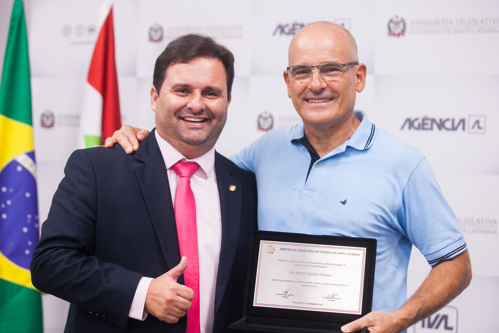 Deputado Sérgio Guimarães entrega homenagem a Luiz Antonio Giardino Graziano