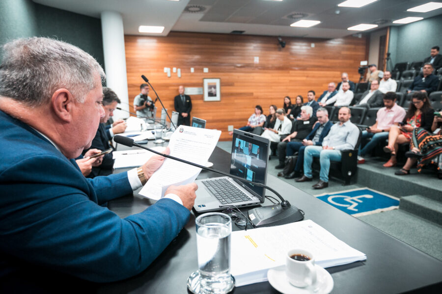 Deputado Mário Motta lê o relatório final da comissão mista