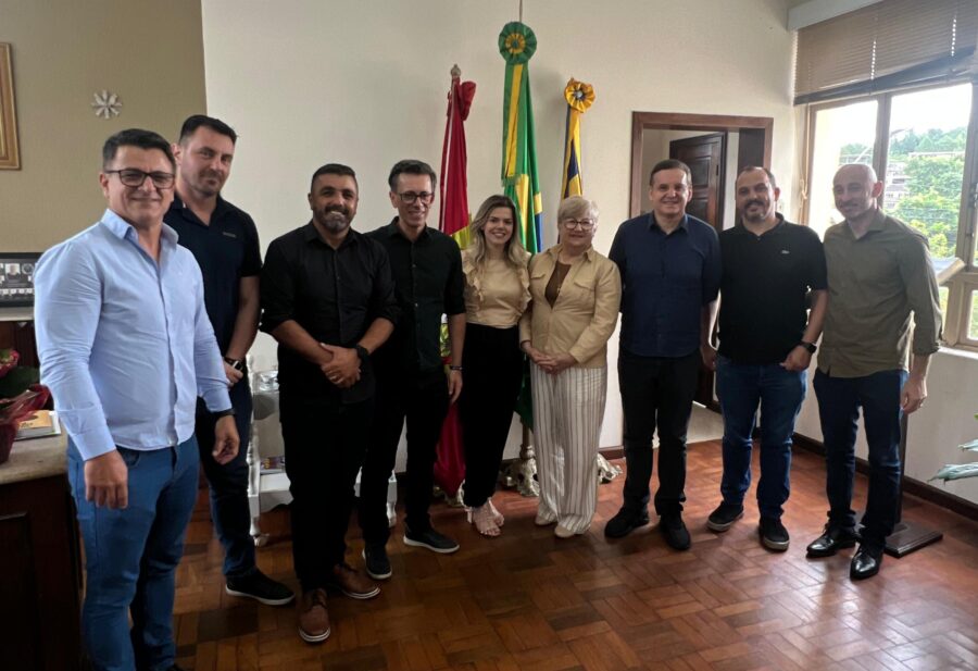 Deputado Miotto com lideranças de Capivari de Baixo. Foto: Ascom deputado Jair Miotto