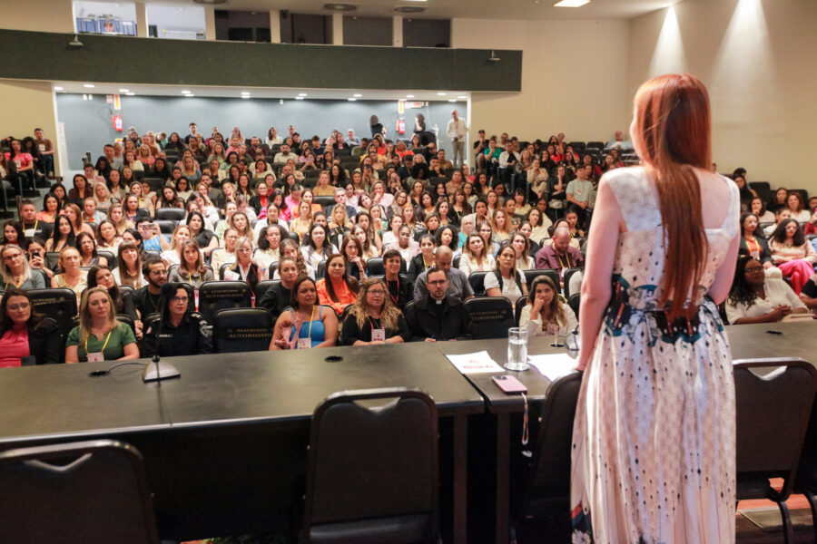 A deputada Ana Campagnolo (PL) discursa na abertura do 1º Congresso Antifeminista, realizado na noite desta sexta (8), na Alesc