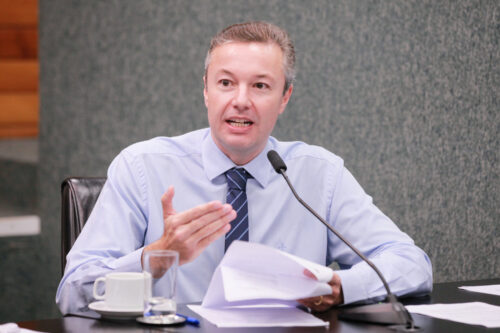 Avança PEC que prevê suporte do Estado a políticas de segurança em creches municipais