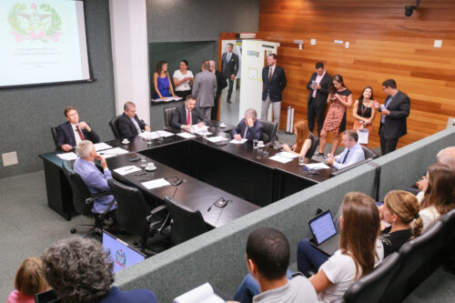 CCJ acata PL que permite o pagamento de tributos com cartões de débito e crédito
