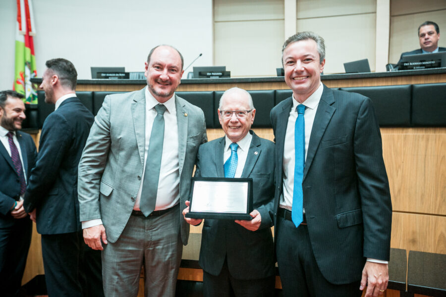 Presidente da Alesc, deputado Mauro de Nadal; diretor do SCC, Roberto Amaral e deputado Napoleão Bernardes (PSD).