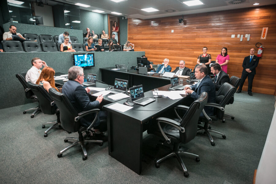 Comissão de Constituição e Justiça se reuniu na manhã desta terça-feira (26)