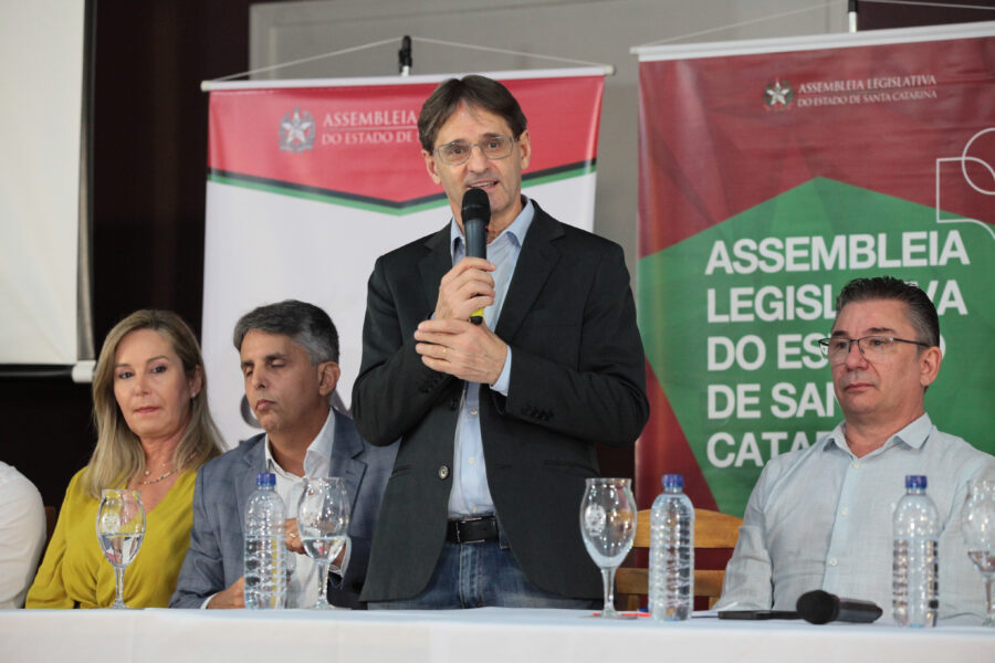 Deputado Neodi Saretta conduz o evento realizado em Concórdia nesta sexta-feira (8)