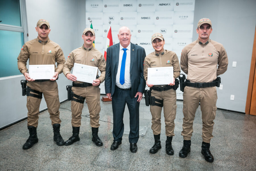 Policiais militares receberam moção de aplauso da Assembleia, proposta pelo deputado Oscar Gutz (ao centro)