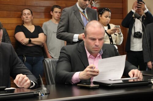 Projeto assegura às mulheres direito à presença de acompanhante em procedimentos com sedação