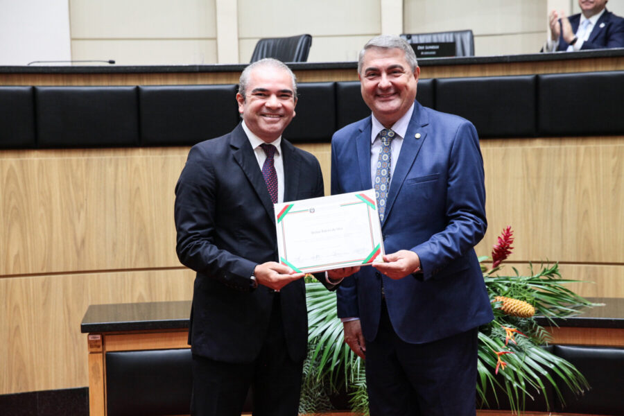 O empresário Delton Batista recebe o título das mãos do deputado Lunelli, proponente da homenagem