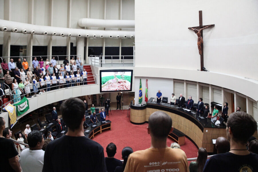 A solenidade aconteceu no plenário da Assembleia Legislativa.