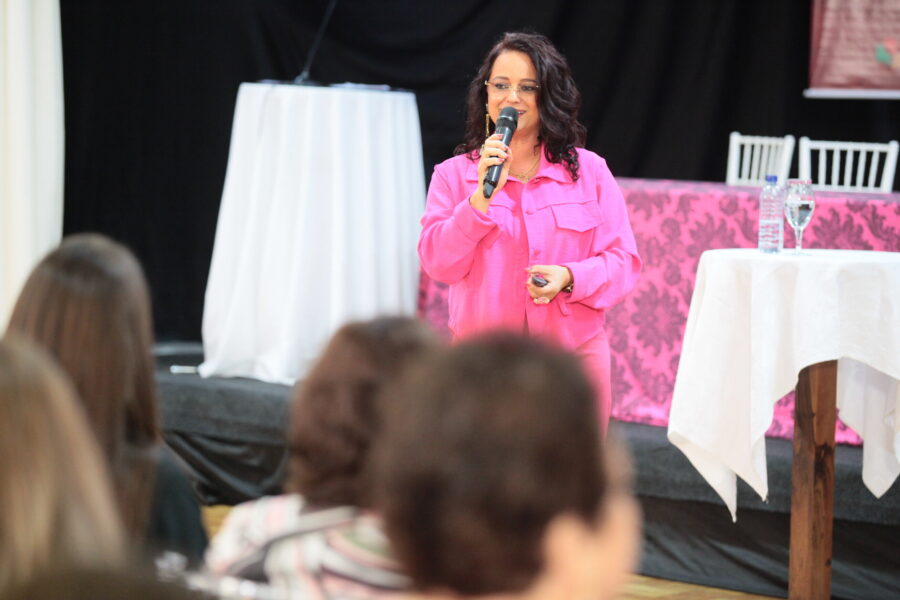 Neiva Santi, psicoterapeuta e palestrante.