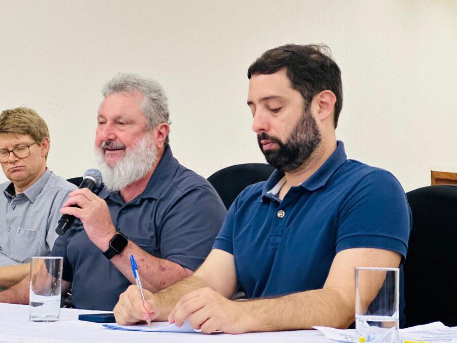 Deputado Padre Pedro (ao microfone) e o vereador Zanatta, durante seminário em Camboriú. FOTO: Vitor Hugo/Divulgação
