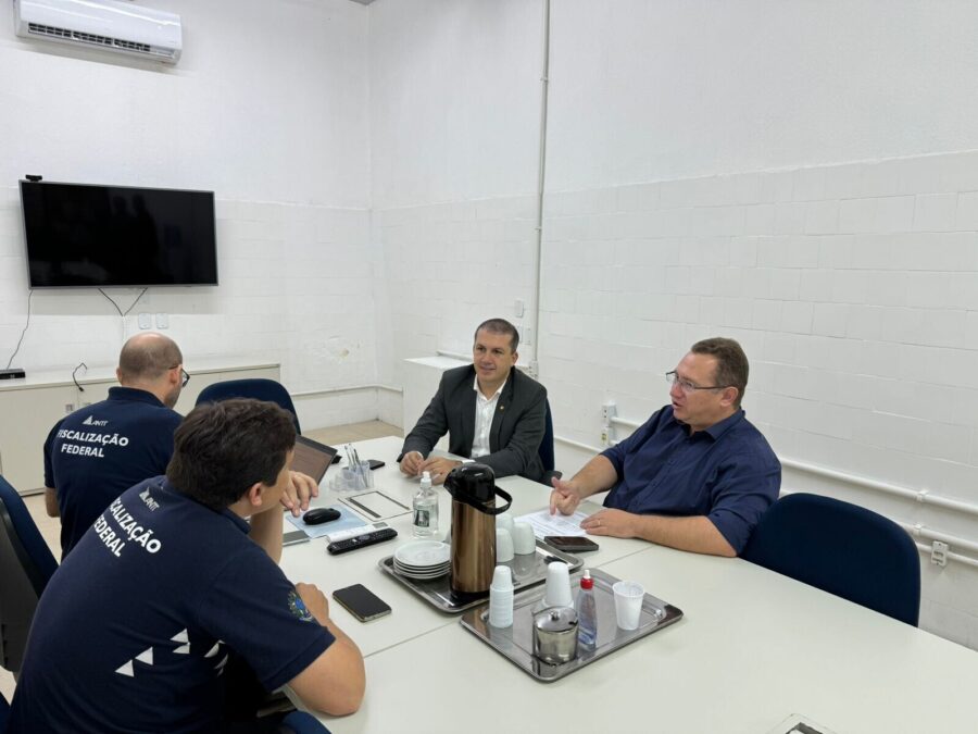 Deputado Camilo Martins e prefeito de Palhoça, Eduardo Freccia, em conversa com representantes da ANTT