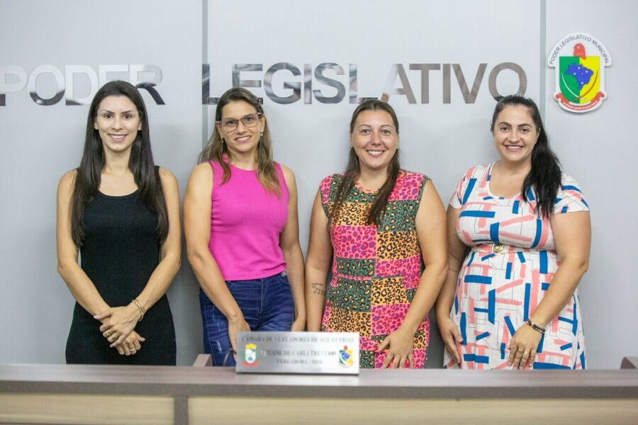 Vereadoras mulheres comandam trabalhos na Câmara Municipal de Águas Frias, região Oeste.