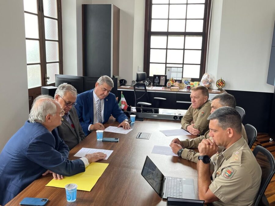 Parlamentares em reunião com o comando da PM