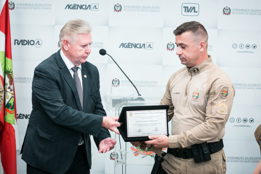 PM de Santa Catarina é homenageado na Alesc por ato heroico