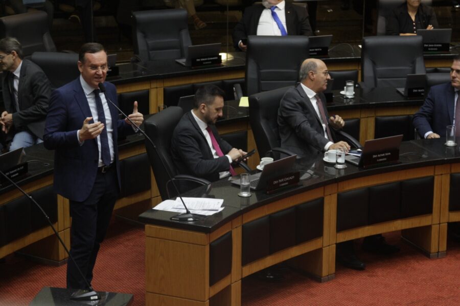 Em plenário, deputado Miotto defendeu o PL que visa restringir o consumo de cigarro e derivados em parques públicos FOTO: Ascom deputado Jair Miotto