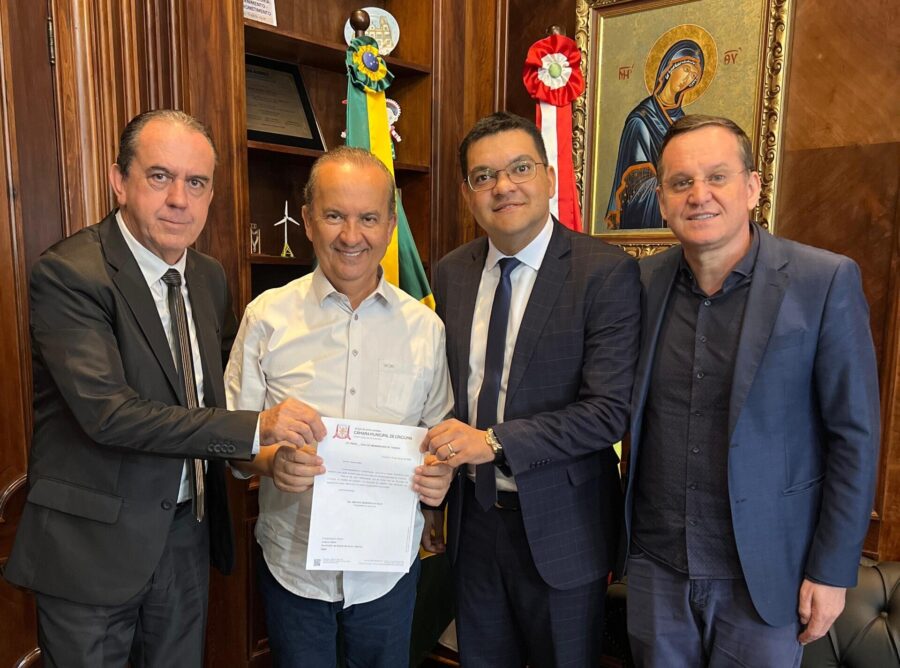 Deputado Jair Miotto, governador Jorginho Mello e lideranças de Criciúma em audiência na  Casa d’Agronômica, em Florianópolis Foto: Ascom dep. Miotto