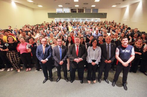 Jovens do projeto FJ Universitários visitam Alesc e participam de evento sobre cidadania