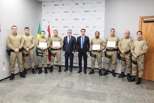 Marcos da Rosa entrega homenagem a policiais militares por ato de bravura