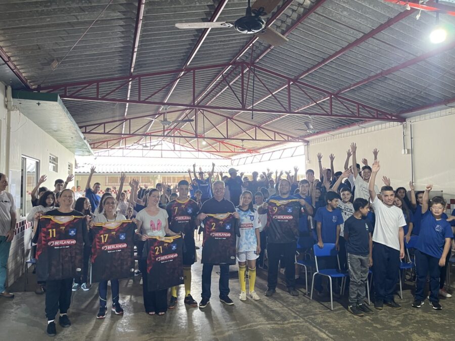 Deputado Nilso Berlanda e a comunidade escolar de Frei Rogério FOTO: Rodrigo Gonçalves
