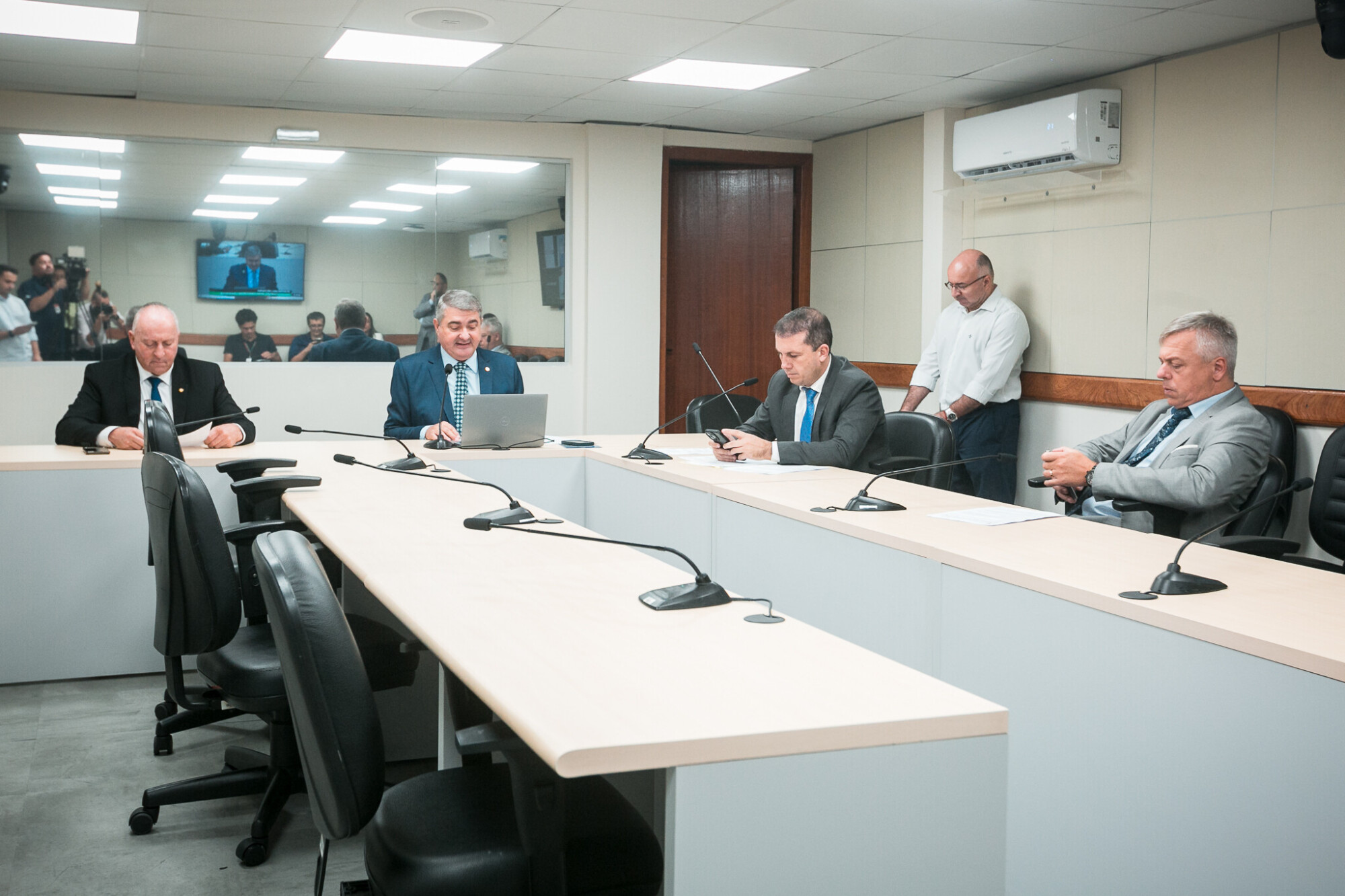 - Deputado Oscar Gutz (PL) 	
 - Deputado Antídio Lunelli (MDB) 	
 - Deputado Camilo Martins (Podemos) 	
 - Deputado Fabiano da Luz (PT)