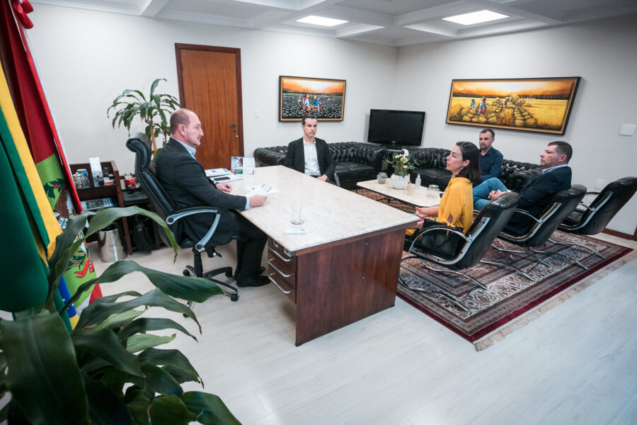 Deputado Mauro de Nadal e superintendente da Abin/SC, Mariana Morosini Muller