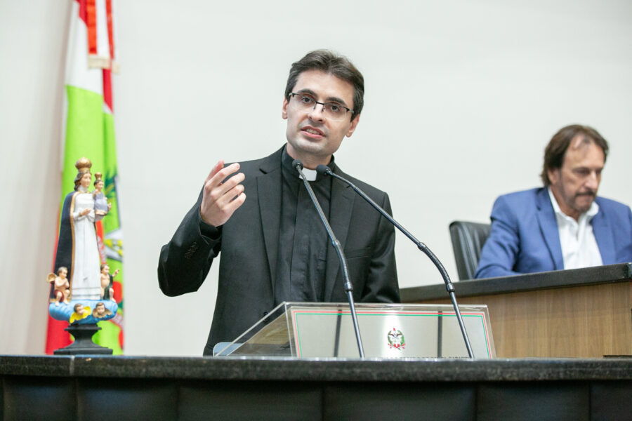 Padre Jonas Emerim Velho