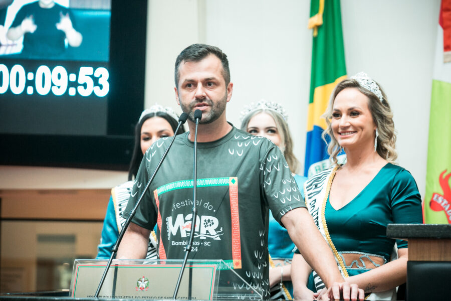 Vice-prefeito de Bombinhas, Alexandre da Silva, e a realeza da festa