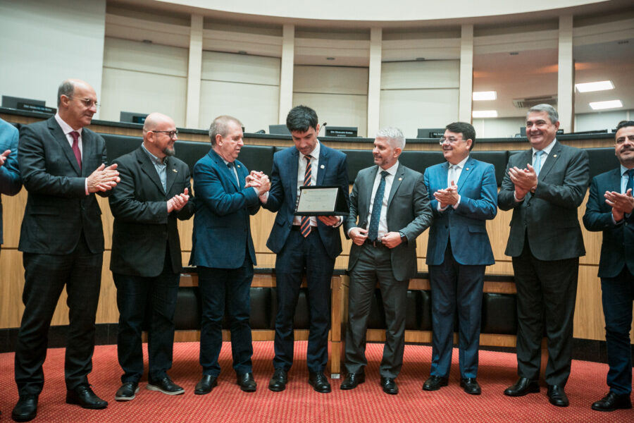 Delegado Ulisses Gabriel recebe a homenagem da Alesc