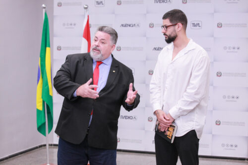 Parlamento concede moção para pastor pelo lançamento de livro
