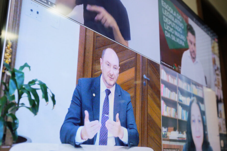 Presidente da Alesc, deputado Mauro De Nadal, participou da abertura do curso, realizado pela Escola do Legislativo