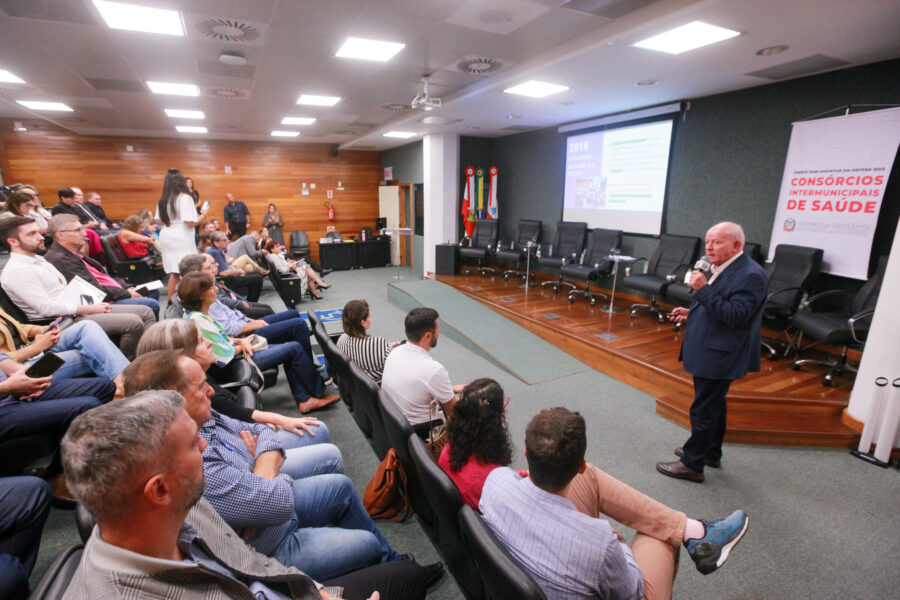 Deputado Marcos Vieira fala aos presentes