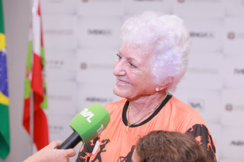 Professora aposentada e fundadora de grupo de corrida recebe moção de aplauso
