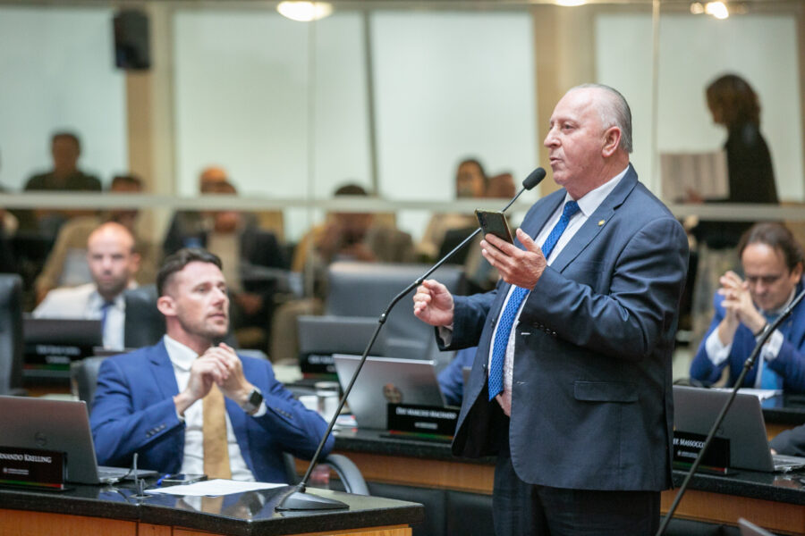 Deputado Oscar Gutz (PL), autor do projeto que concede a honraria a Jair Bolsonaro, durante a sessão destas quarta (24)
