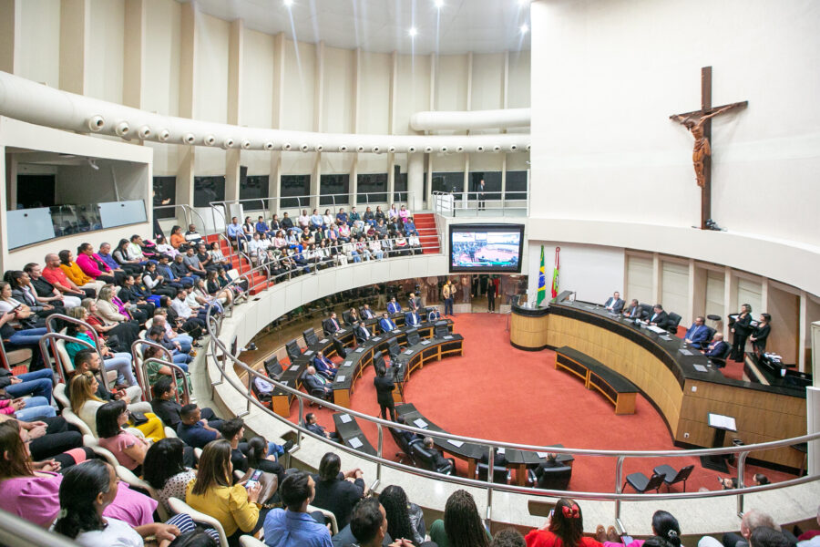 Sessão especial foi realizada na noite desta segunda-feira (29).