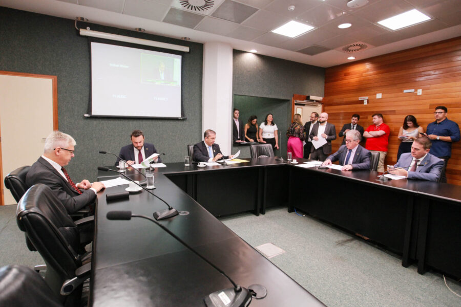 Comissão de Constituição e Justiça (CCJ) se reuniu na manhã desta terça-feira (2)